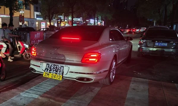 Tại sao ô tô tại Trung Quốc có thể gắn được 3 biển số cùng một lúc 2?